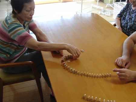 今日の午前中はグループホームで将棋倒しで盛り上がり