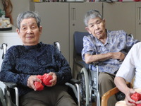 運動会の練習・パン喰い競争玉いれ