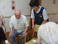 運動会の練習・パン喰い競争玉いれ