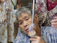 運動会の練習・パン喰い競争玉いれ
