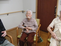 運動会の練習・パン喰い競争玉いれ