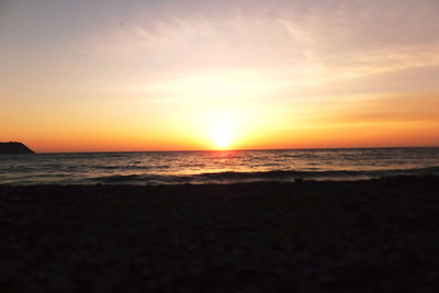 まだ波強しの海に夕陽！