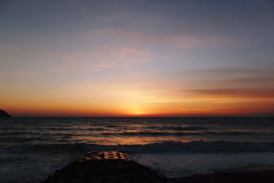 まだ波強しの海に夕陽！