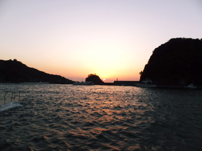 夕陽　雲に霞んでー！