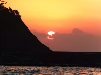夕陽　雲に霞んでー！