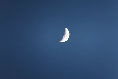 夕陽の帰った後には三日月が！