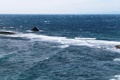 しかしー風止みませんね―　三四郎島！