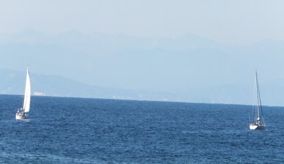 安良里沖で―　ヨットが気持ちよさそう！