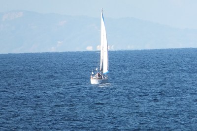 安良里沖で―　ヨットが気持ちよさそう！