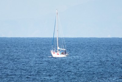 安良里沖で―　ヨットが気持ちよさそう！