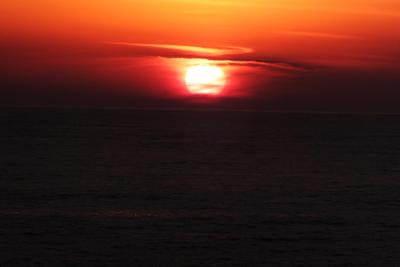 霞み雲に夕陽包まれ―！