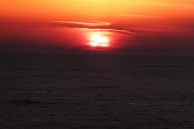 霞み雲に夕陽包まれ―！