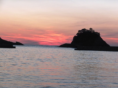 夕焼けで染まる　仁科港から