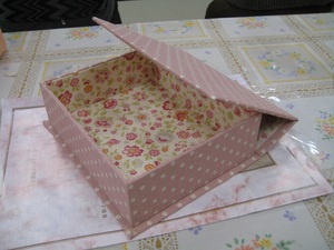 カルトナージュ　（仏の伝統の飾り箱）　を作りました。