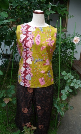 今日のバティックの服とお菓子