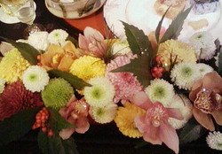 お祝いの席の花