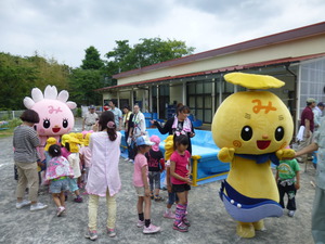 2013.6.8　坂幼稚園　園庭芝生化