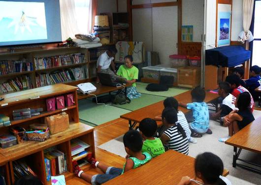 青葉台児童クラブは、エコクラブ活動の一環で「富士山とごみと私ＰＡＲT３」紙芝居とリサイクル工作とごみ減量クイズに挑戦！！