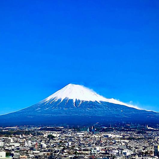 市役所からの富士山が美しい季節です^ ^ 富士山がうっすらと白い縁取りがされています。