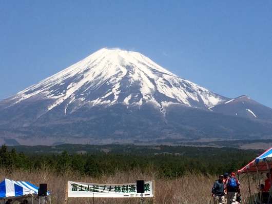 第24回富士山麓ブナ林創造事業で美しい富士山とケーナの響きにのせて