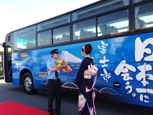 日本一の富士山を宣伝する富士山ラッピングバス就航！