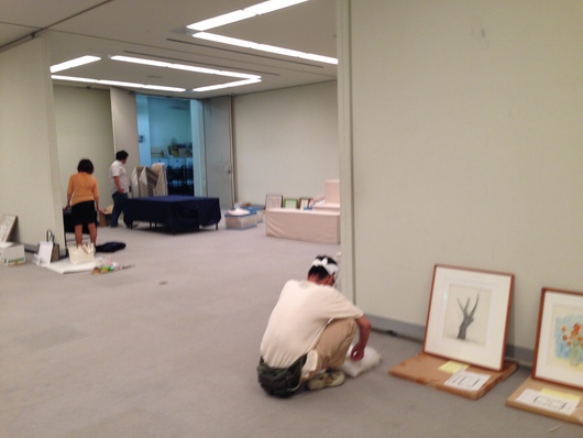 明日吉野弘遺作展の準備に皆でがんばりました！お越しをお待ちしております！