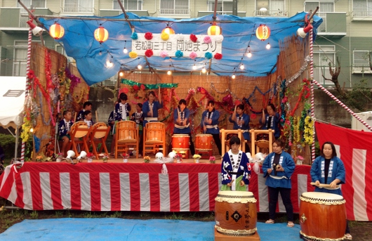 若松町3丁目の団地祭りは、いつも和気あいあいとして、町内のきずなの深さが伝わるとても良いお祭りです