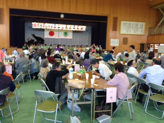 体育館の屋根の補修も終わり、青葉台地区人生2回目の成人式（敬老会)が華やかに開催