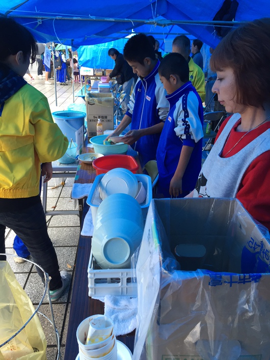 青葉台地区文化祭模擬店部門雨にもかかわらず大盛況で、リユース食器も完璧バトンタッチ
