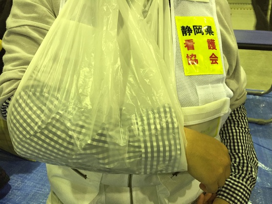 Bousaiふじ2015に参加して、ビニール袋が三角巾に変身にびっくりなるほど