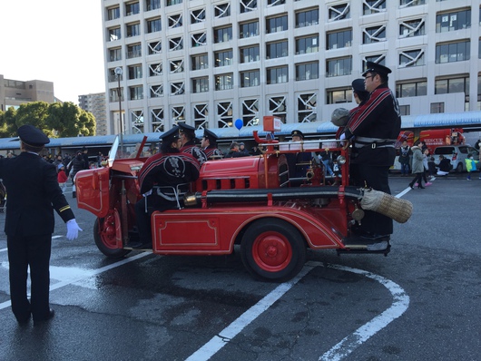 富士市消防の出初め式で昭和31年の3輪消防車が復刻されお披露目されました！