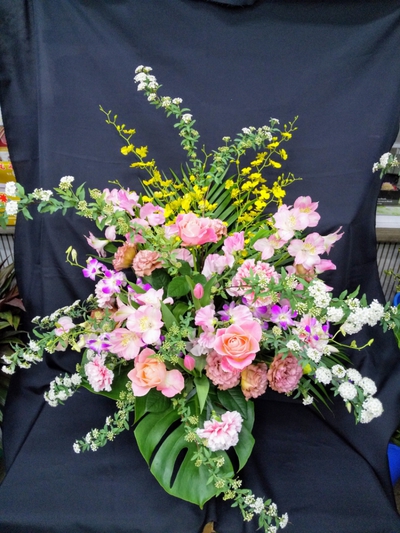 スイートピー 小手毬 チューリップなど春の花が続々と入荷しています 大木生花店 富士駅北側にあるお花屋さん 花束 アレンジメント フラワースタンド 装 花