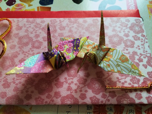 からからせんべいの中に鶴が！
