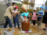 もちつき大会で、リユース食器