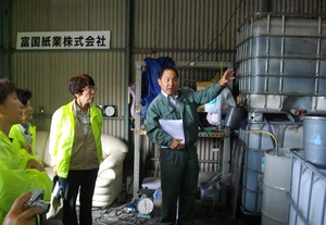 市民から集められた廃食油は、（富士南小学校でモデル事業開始）