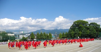 秋空に　よさこい映える　運動会