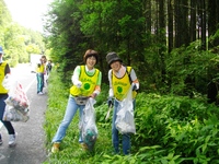 富士山周辺県道沿いのごみ拾い