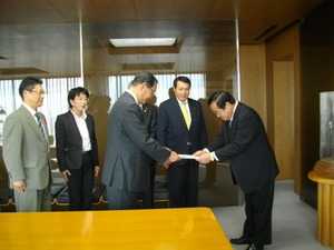 富士市長に会派「耀」で要望書提出