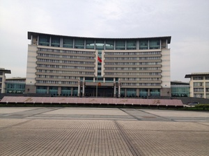 富士市議会中国嘉興市友好使節団は公務で、副市長、人代と懇談