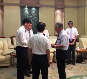 富士市議会中国嘉興市友好使節団は公務で、副市長、人代と懇談