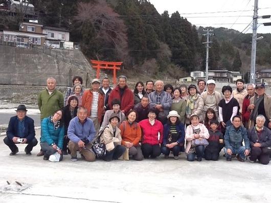 大槌稲荷神社の鳥居の前で全員集合