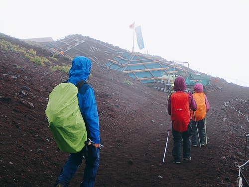 富士山頂から須山道1合目までの富士下山ツアーに行ってきたよ