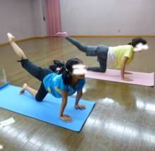 小学生の子供さんも一緒に楽しくヨガ