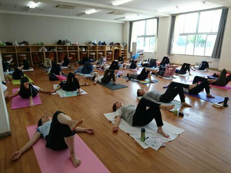 沼津市立小学校PTA家庭教育学級でヨガ