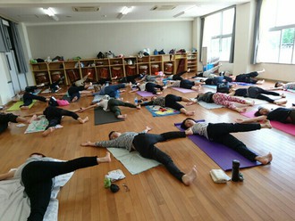沼津市立小学校PTA家庭教育学級でヨガ