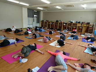 沼津市立小学校PTA家庭教育学級でヨガ
