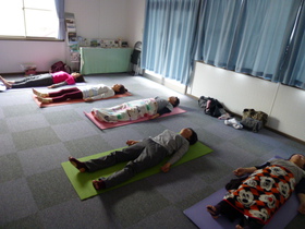 薄着になる春、ヨガで引き締めましょう。