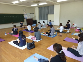 沼津市立小学校PTA家庭教育学級でヨガ