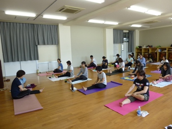沼津市立小学校PTA家庭教育学級でヨガ