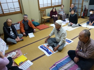 老人会の忘年会で　ストレッチ運動